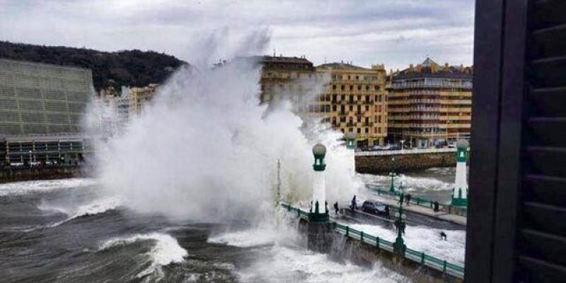 a-saint-sebastien-ce-mardi-les-vagues-n-ont-fait-qu-une_1592758_800x400